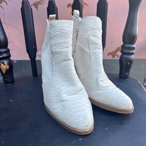 Altard State Brynn Ankle Bootie Off White Snakeskin Elegant